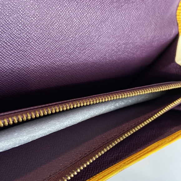 LOUIS VUITTON Credit
Long Bifold Wallet Epi
Leather - Picture 8 of 13